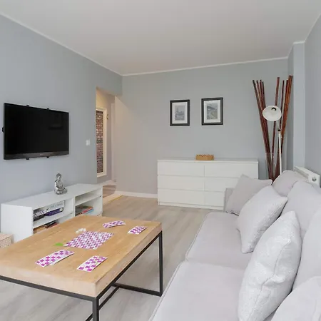 Bright Close To The By Renters Apartman *